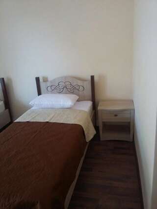 Мини-отель Гостевой дом на Адлейба 146 Сухум Просторный двухместный номер с 2 отдельными кроватями-4